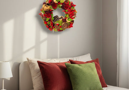 Coroniță Biophilică „Ruby Moss Garland” – Aranjament Handmade cu Licheni, Mușchi Stabilizat și Flori Roșu Intens