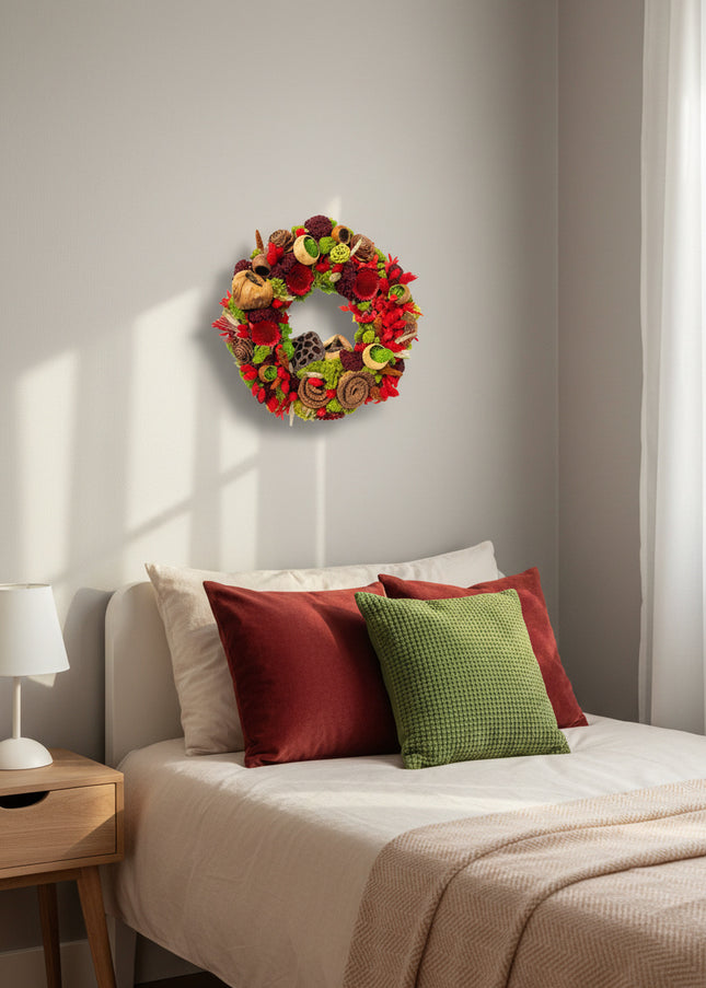 Coroniță Biophilică „Ruby Moss Garland” – Aranjament Handmade cu Licheni, Mușchi Stabilizat și Flori Roșu Intens