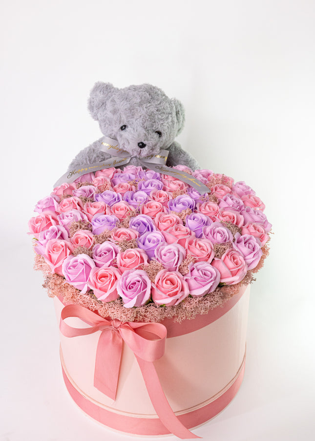 Aranjament Lux Trandafiri Săpun Roz, Ursulet Catifea