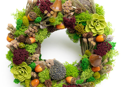 Coroniță Handmade „Prietenii Pădurii” cu Arici și Licheni – Decor Artizanal din Mușchi Stabilizat și Elemente Naturale