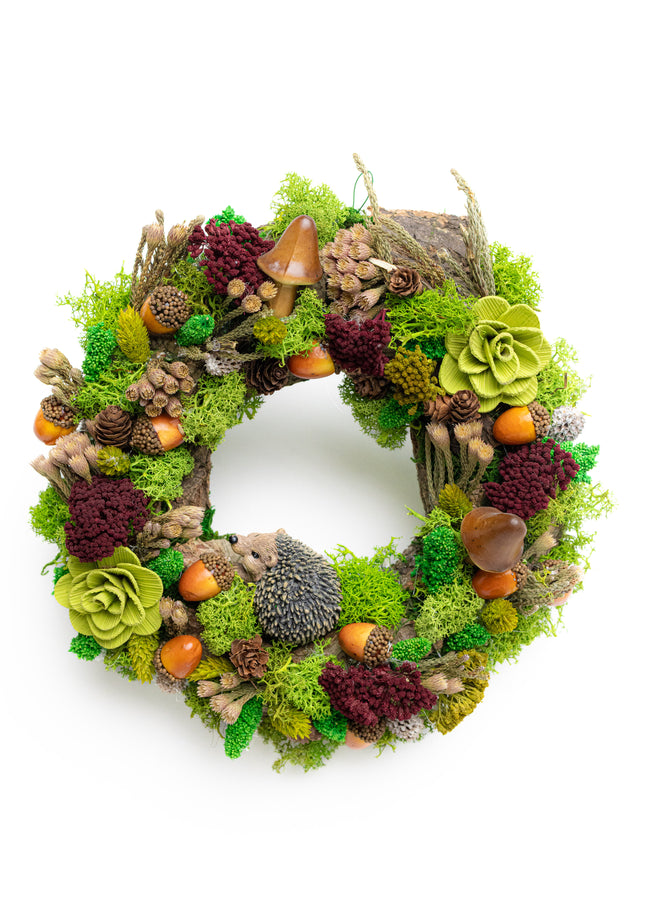 Coroniță Handmade „Prietenii Pădurii” cu Arici și Licheni – Decor Artizanal din Mușchi Stabilizat și Elemente Naturale