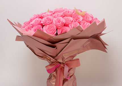 Buchet Gigant "Pink Sparkle" cu 99 Trandafiri și Fluturi