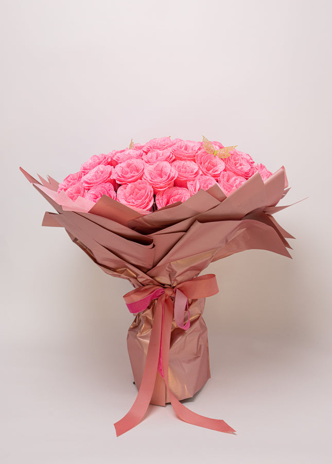 Buchet Gigant "Pink Sparkle" cu 99 Trandafiri și Fluturi