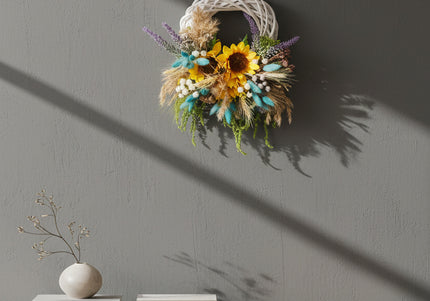 Coroniță Handmade „Sun-Kissed Garden” – Aranjament Floral cu Floarea-Soarelui și Lagurus Turcoaz pe Răchită Albă