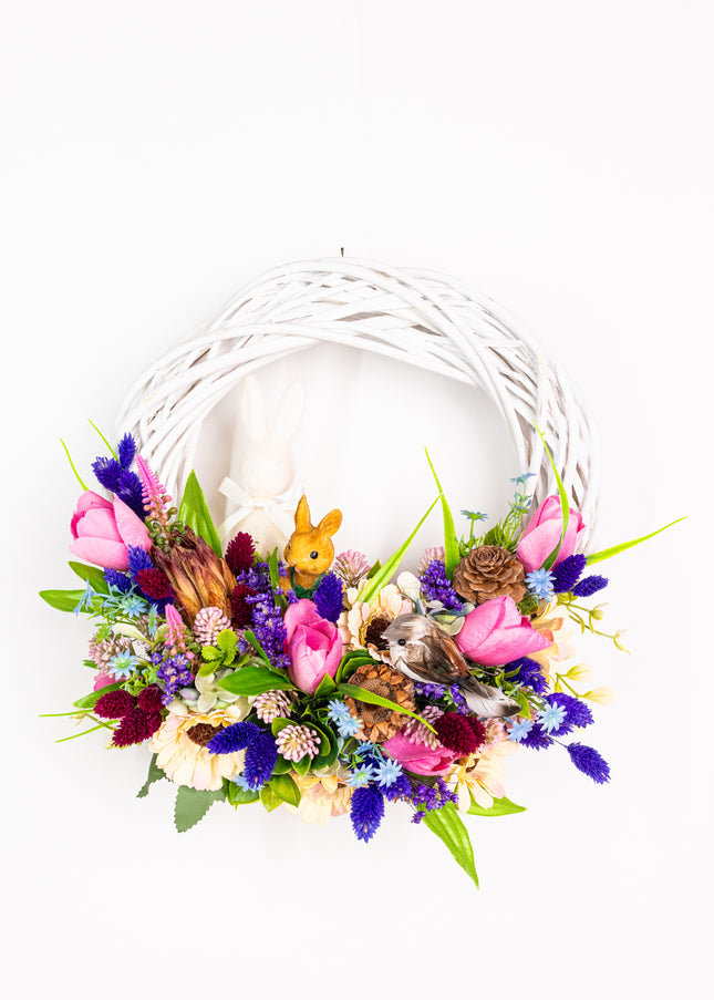 Coroniță florală de Paște „Pastel Nest” – decor festiv cu iepuraș, flori colorate și accente naturale