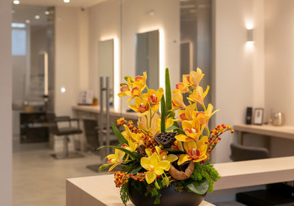 Aranjament Floral „Solar Orchid” în Vas Ceramic Negru – Decor de Lux cu Orhidee Galbene, Ilex și Accente Botanice Exotice