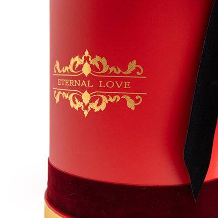 Aranjament cutie vișinie cu trandafiri roșii „Pasiune”