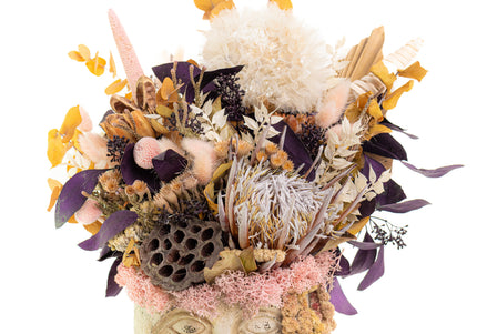 Aranjament Floral „Statue of Muse” în Vas Sculptural – Decor Artizanal cu Protea Albă, Flori Uscate și Accente Boho-Chic
