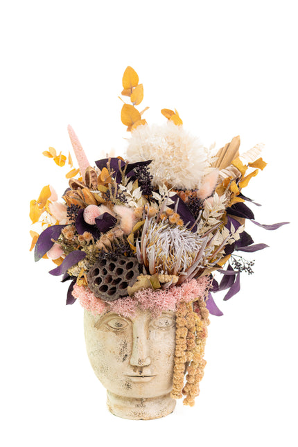 Aranjament Floral „Statue of Muse” în Vas Sculptural – Decor Artizanal cu Protea Albă, Flori Uscate și Accente Boho-Chic
