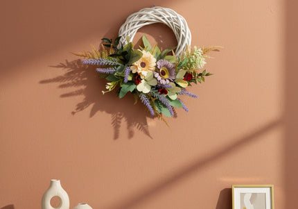 Coroniță Handmade „Lavender & Cream Breeze” – Aranjament Floral pe Bază de Răchită Albă cu Accente Botanice