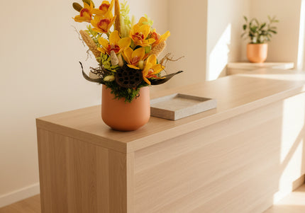 Aranjament Floral „Cymbidium Gold” în Vas Mat – Creație Handmade cu Orhidee Galbene și Accente Botanice Exotice