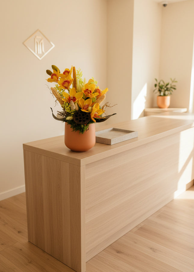 Aranjament Floral „Cymbidium Gold” în Vas Mat – Creație Handmade cu Orhidee Galbene și Accente Botanice Exotice