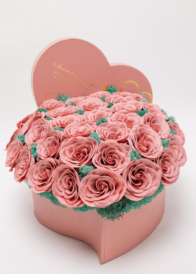 Aranjament "Pink Serenity" în Cutie Inimă Roz Pastel