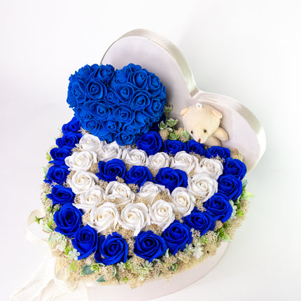 Aranjament Inimă Lux Trandafiri Săpun Albastru-Alb & Ursulet