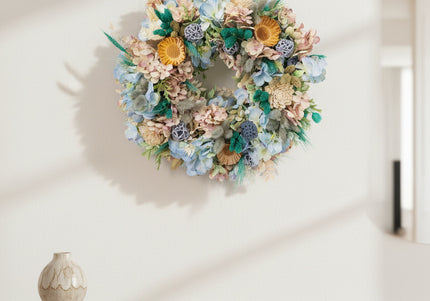 Coroniță Florală „Azure Serenity” – Aranjament Handmade cu Hortensii Bleu, Flori de Lemn și Accente de Lagurus
