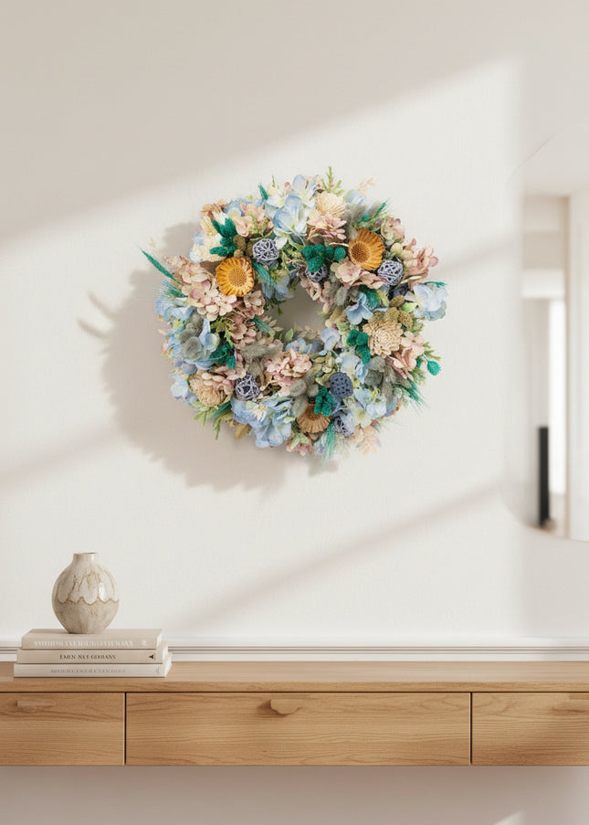 Coroniță Florală „Azure Serenity” – Aranjament Handmade cu Hortensii Bleu, Flori de Lemn și Accente de Lagurus