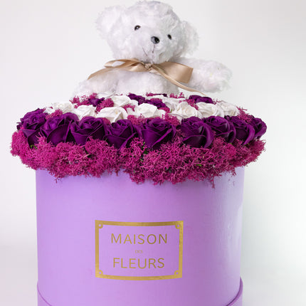 Aranjament Lux Trandafiri Săpun Mov-Alb, Ursulet Pufos