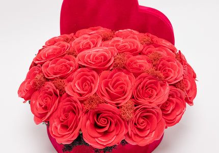 Aranjament "Red Eternal Passion" în Cutie Inimă Catifea