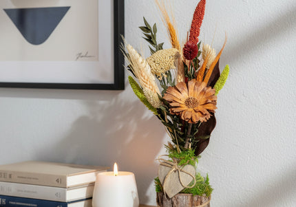Mini-Aranjament Floral „Rustic Harvest” în Suport de Scoarță – Decor cu Flori Uscate, Grâu și Accente Bordo