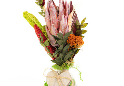 Mini-Aranjament Floral „Protea Soul” în Suport de Scoarță – Decor cu Floare Protea, Licheni și Accente Verzi