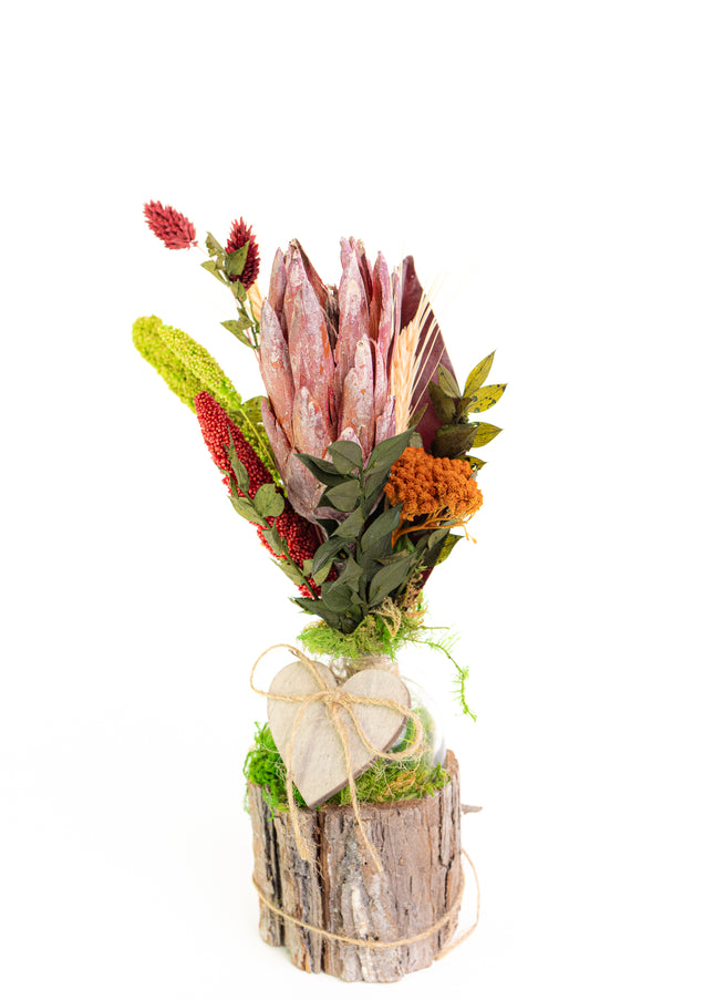 Mini-Aranjament Floral „Protea Soul” în Suport de Scoarță – Decor cu Floare Protea, Licheni și Accente Verzi