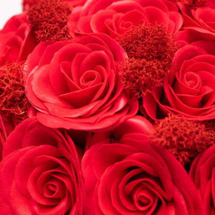 Aranjament cutie vișinie cu trandafiri roșii „Pasiune”