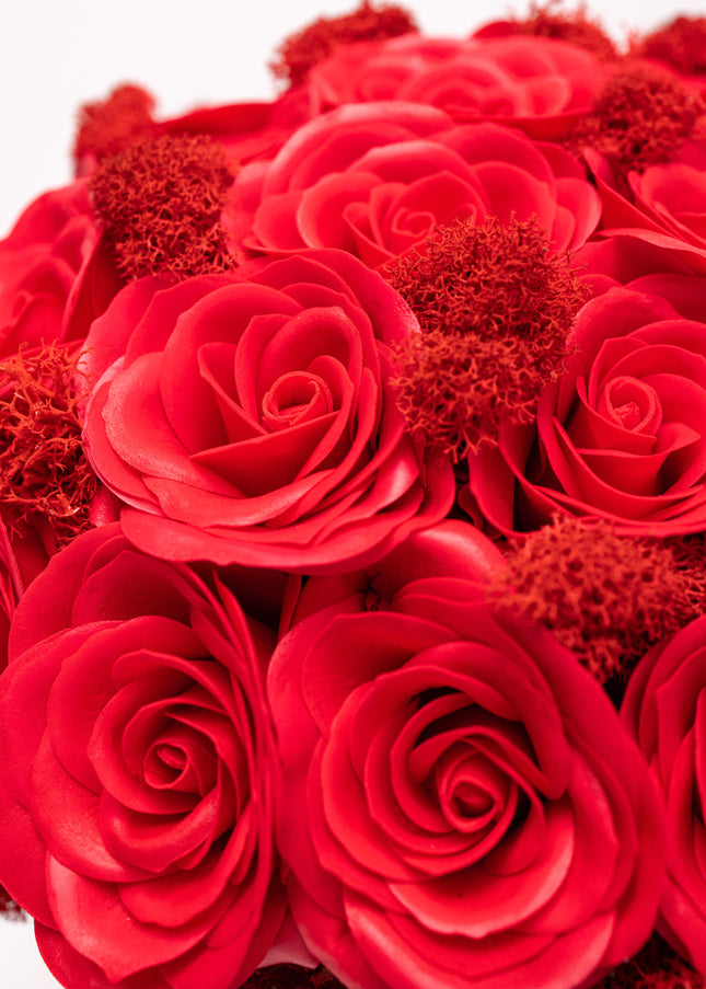 Aranjament cutie vișinie cu trandafiri roșii „Pasiune”