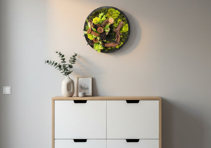 Tablou Biophilic Circular „Emerald Orb” – Panou Decorativ Handmade cu Mușchi, Licheni și Relief de Pădure