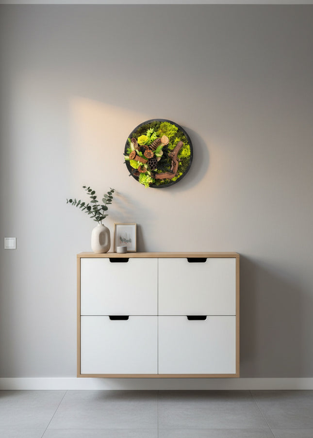 Tablou Biophilic Circular „Emerald Orb” – Panou Decorativ Handmade cu Mușchi, Licheni și Relief de Pădure