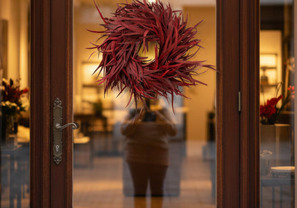 Coroniță Decorativă Handmade „Crimson Breeze” – Aranjament Circular din Eucalipt Roșu Burgund