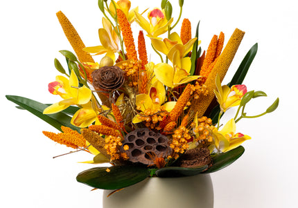 Aranjament floral „Sunset Glow” în vas ceramic – orhidee galbene și accente calde