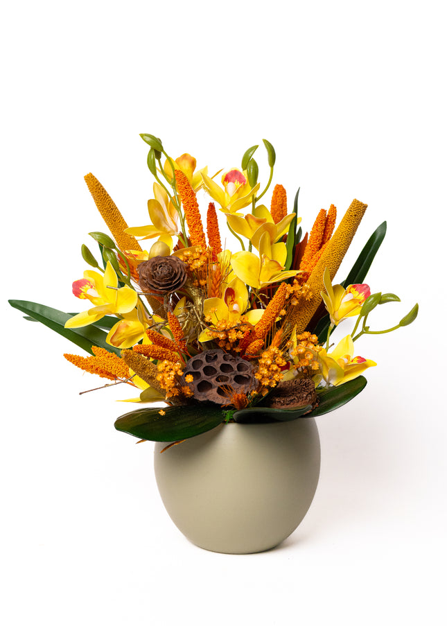 Aranjament floral „Sunset Glow” în vas ceramic – orhidee galbene și accente calde