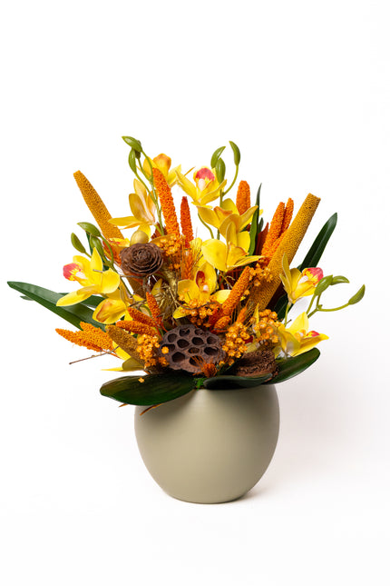 Aranjament floral „Sunset Glow” în vas ceramic – orhidee galbene și accente calde