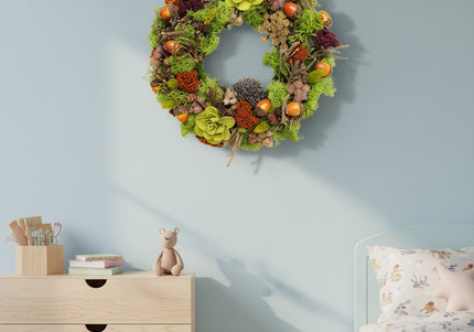 Coroniță Handmade „Forest Friends” – Aranjament din Licheni Stabilizați cu Arici Decorativ și Flori din Lemn