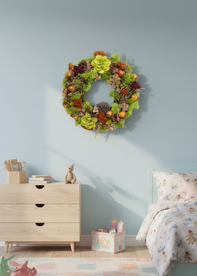 Coroniță Handmade „Forest Friends” – Aranjament din Licheni Stabilizați cu Arici Decorativ și Flori din Lemn