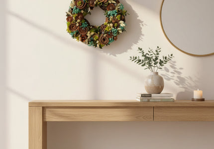 Coroniță Botanică „Emerald Forest Spiral” – Aranjament Handmade cu Flori de Lemn, Mușchi Stabilizat și Accente de Turcoaz