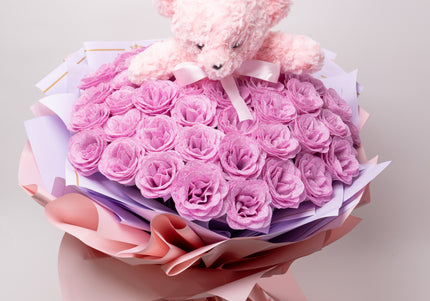 Buchet de Lux „Amethyst Bear Hug” cu 101 Trandafiri Sclipitori