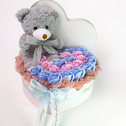 Aranjament Inimă Lux Trandafiri Roz-Albastru & Ursuleț