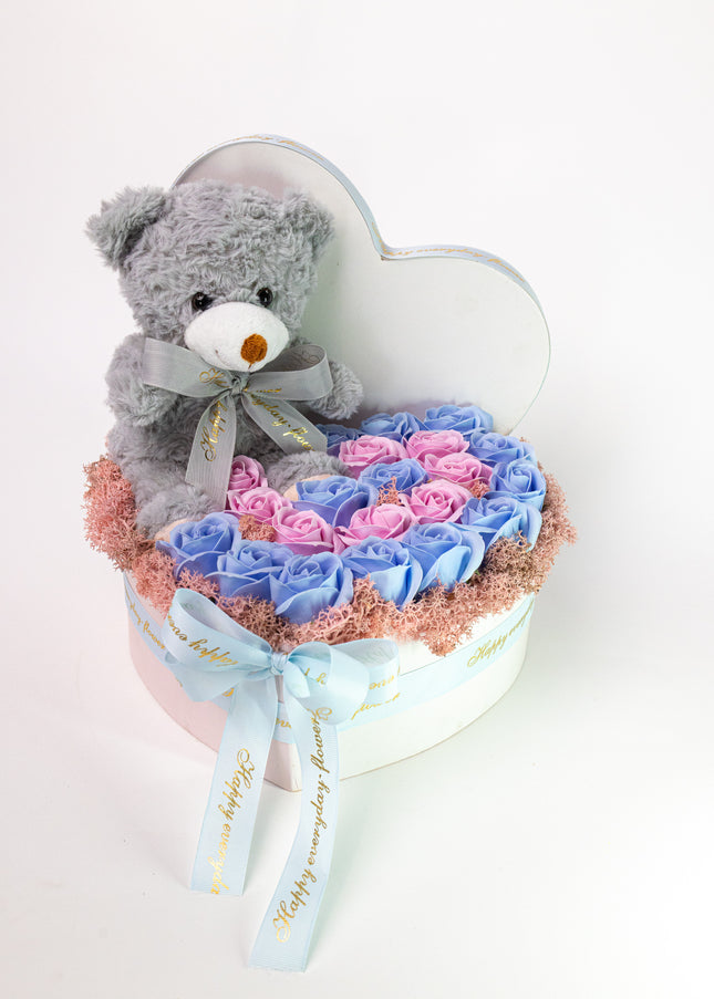 Aranjament Inimă Lux Trandafiri Roz-Albastru & Ursuleț