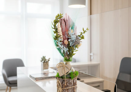 Aranjament Floral „Soft Serenity” pe Bază de Lemn – Creație Handmade cu Protea Roz, Palmier Pastel și Accente Turcoaz