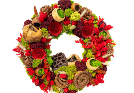 Coroniță Biophilică „Ruby Moss Garland” – Aranjament Handmade cu Licheni, Mușchi Stabilizat și Flori Roșu Intens