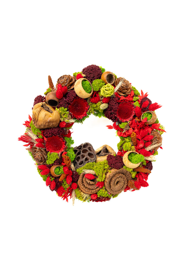 Coroniță Biophilică „Ruby Moss Garland” – Aranjament Handmade cu Licheni, Mușchi Stabilizat și Flori Roșu Intens