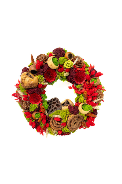 Coroniță Biophilică „Ruby Moss Garland” – Aranjament Handmade cu Licheni, Mușchi Stabilizat și Flori Roșu Intens