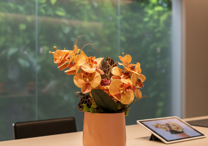 Aranjament Floral „Orchid Sunset” în Vas Ceramic – Compoziție Premium cu Orhidee Portocalii, Licheni și Accente Exotice