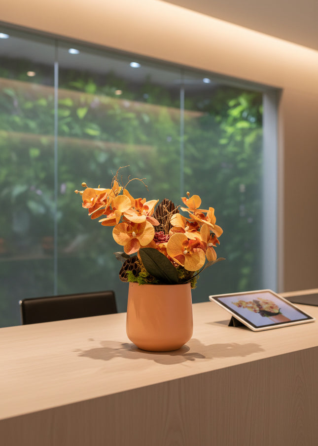 Aranjament Floral „Orchid Sunset” în Vas Ceramic – Compoziție Premium cu Orhidee Portocalii, Licheni și Accente Exotice