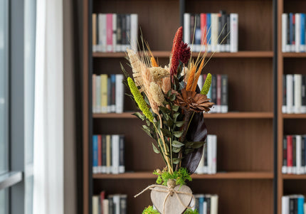 Mini-Aranjament Floral „Rustic Harvest” în Suport de Scoarță – Decor cu Flori Uscate, Grâu și Accente Bordo
