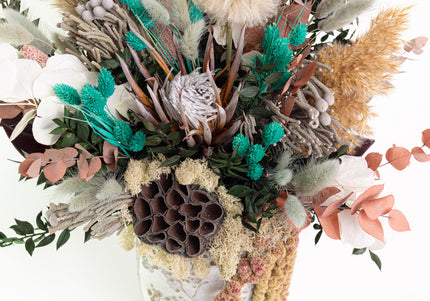 Aranjament Floral „Emerald & Earth” în Vază Ceramică Înaltă – Decor Premium cu Protea, Eucalipt Arămiu și Accente Turcoaz