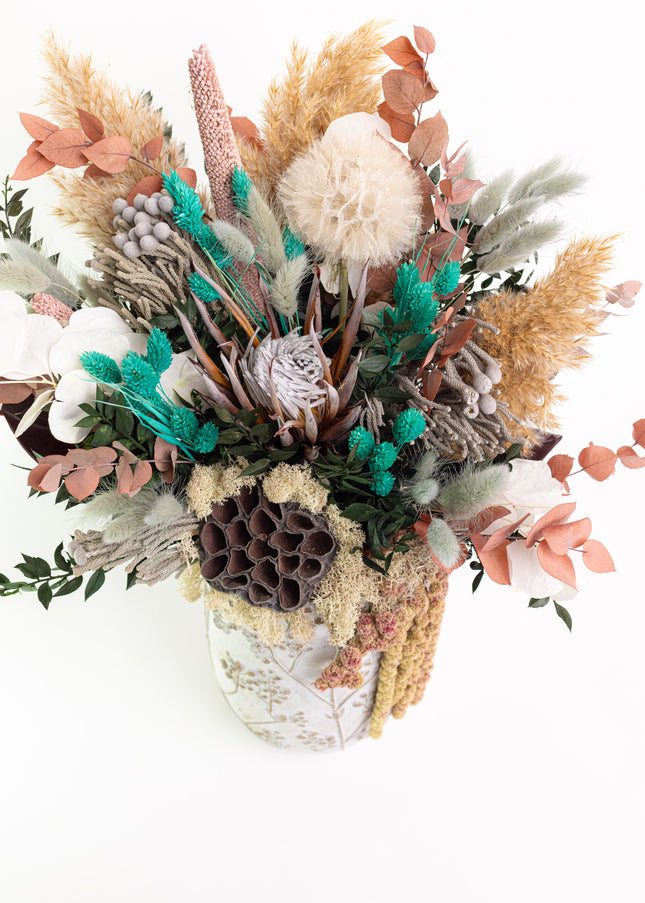 Aranjament Floral „Emerald & Earth” în Vază Ceramică Înaltă – Decor Premium cu Protea, Eucalipt Arămiu și Accente Turcoaz