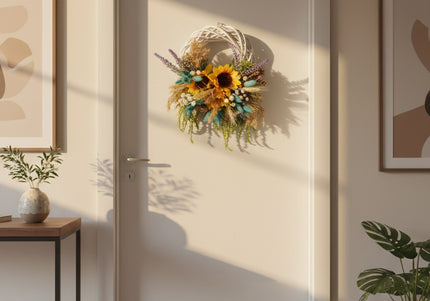 Coroniță Handmade „Sun-Kissed Garden” – Aranjament Floral cu Floarea-Soarelui și Lagurus Turcoaz pe Răchită Albă
