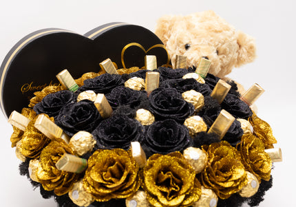 Aranjament Inimă "Black & Gold": 41 Trandafiri, Ciocolată & Ursuleț